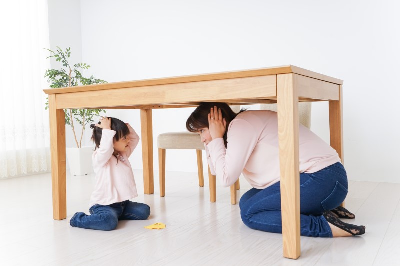 Ibu dan anak perempuannya bersembunyi di bawah meja dari gempa bumi