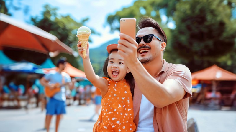 Ayah dan anak perempuan makan es krim bersama.