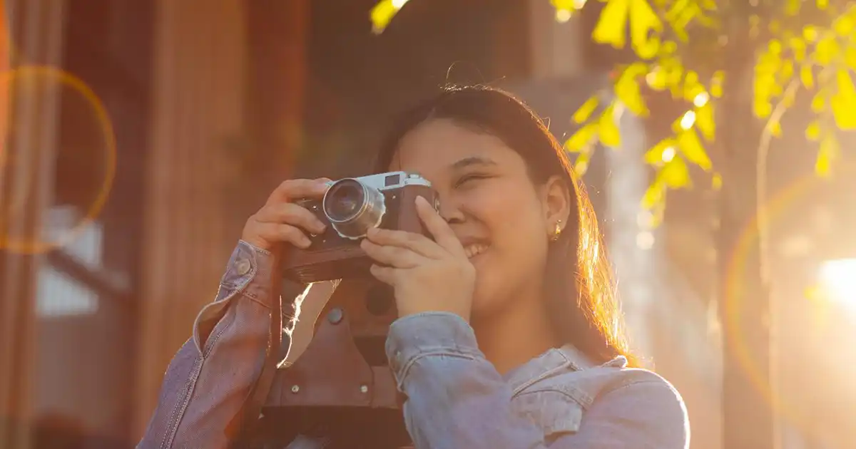 seseorang yang sedang mempelajari 6 tips foto paspor yang bisa kamu coba