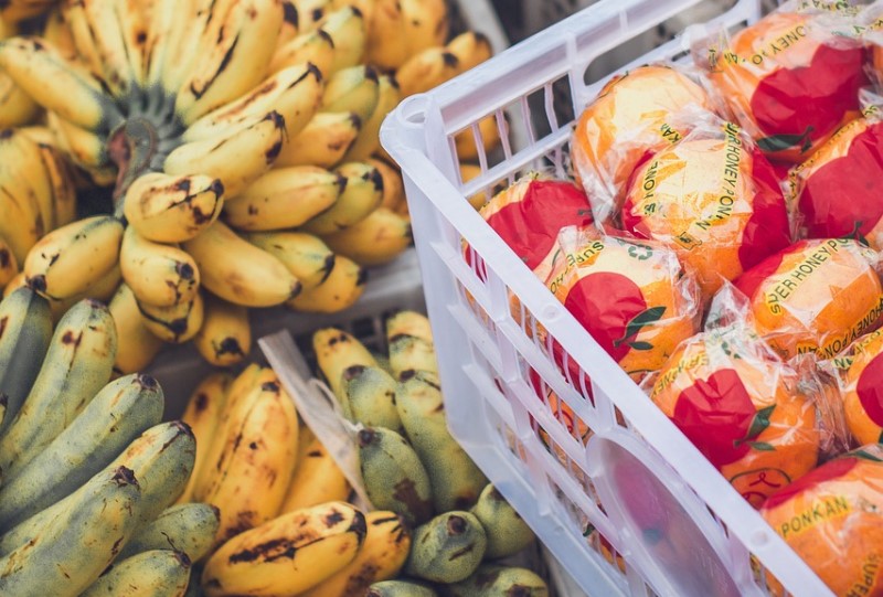 Buah pisang dan jeruk