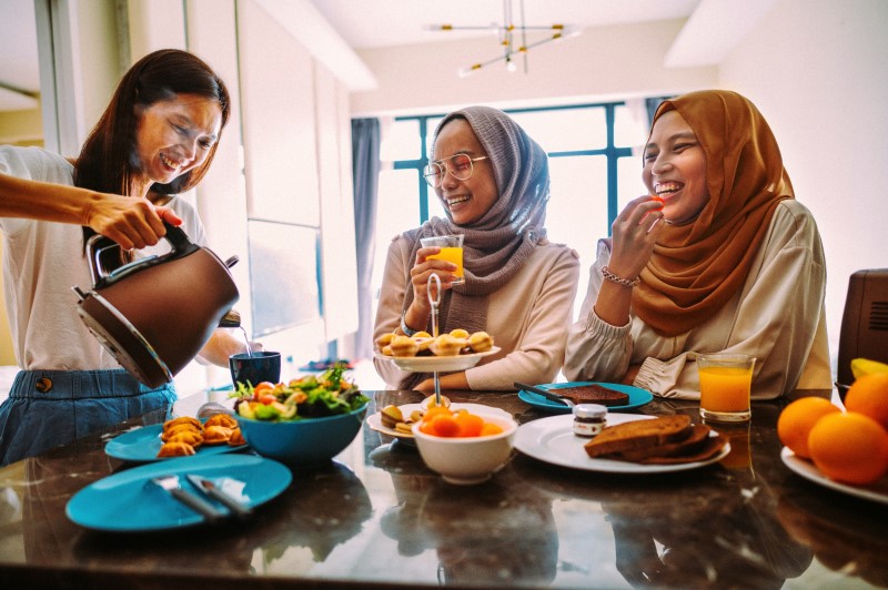 Teman-teman menghabiskan waktu bersama untuk makan.